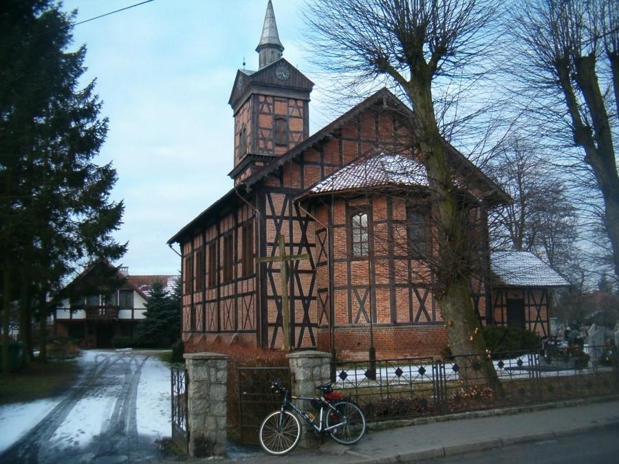 09-02-2013. Marzęcino - kościół z 1852 r. Jesteśmy już na Żuławach.