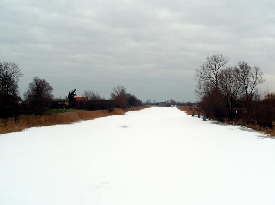Zamarznięta rzeka Szkarpawa.
