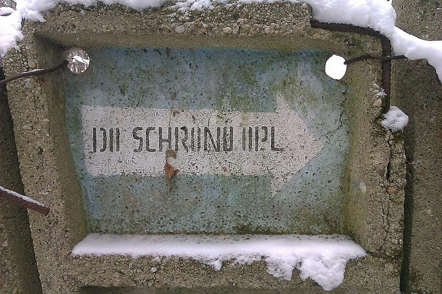 Napis przed schronem