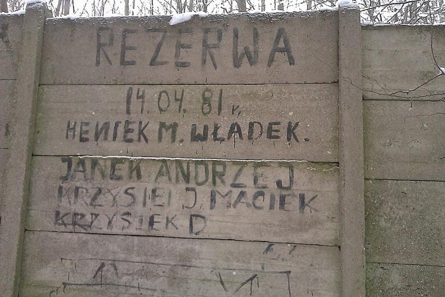 Wpisy rezerwistów na murze