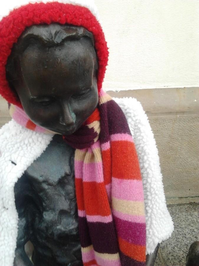 Dziewczynka karmiąca gołębie