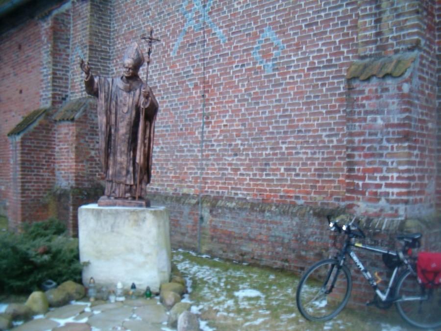 Ranna rowerówka. Pomnik Papieża Polaka - Jana Pawła II przy kościele św.Elżbiety Węgierskiej w Lubieszewie. 16-02-2013.