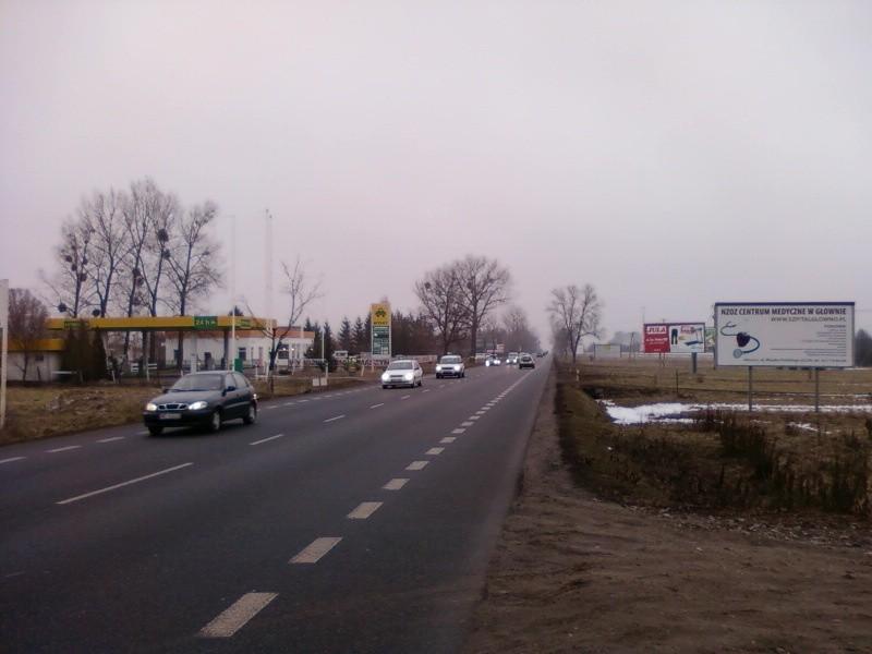 Szerokie pobocze szosy na Stryków