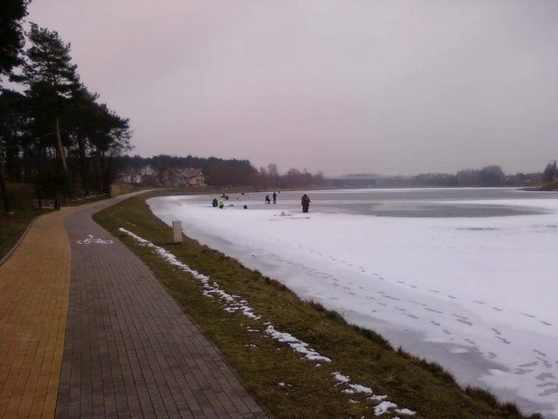 Wędkarze na zalewie
