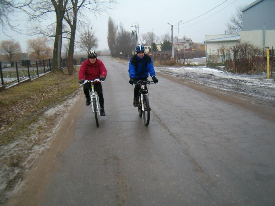 Sobotnie rowerowanie. Marek i Jarek na drodze. 16-02-2013.