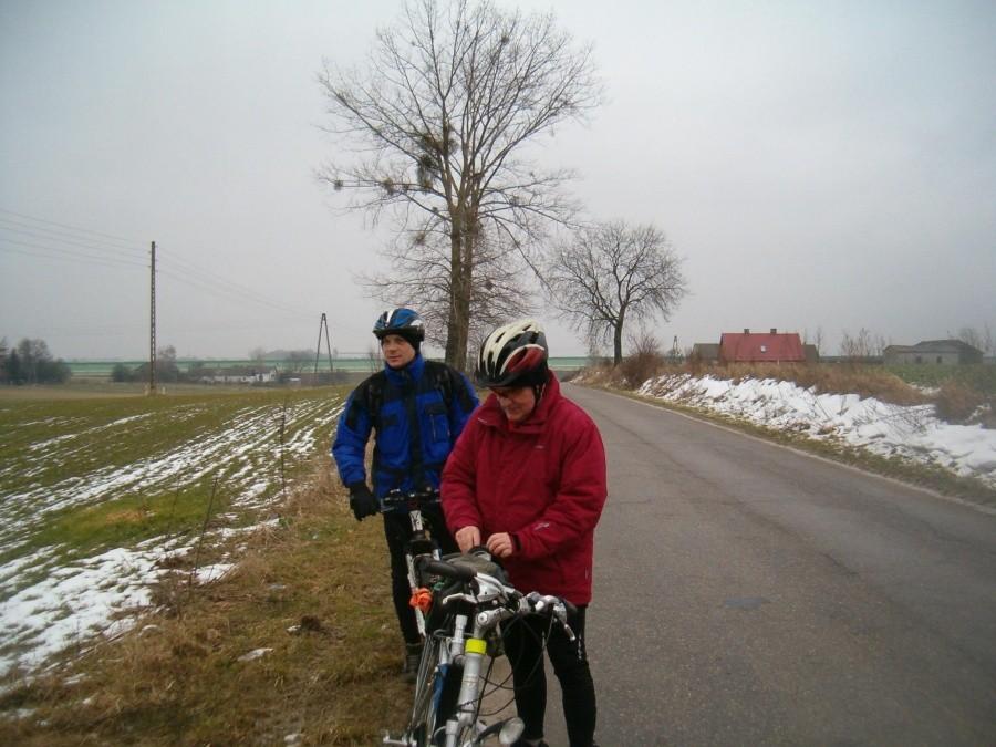Sobotnie rowerowanie. Krótki postój na drodze, na zdjęciu Marek i z tyłu Jarek. 16-02-2013.