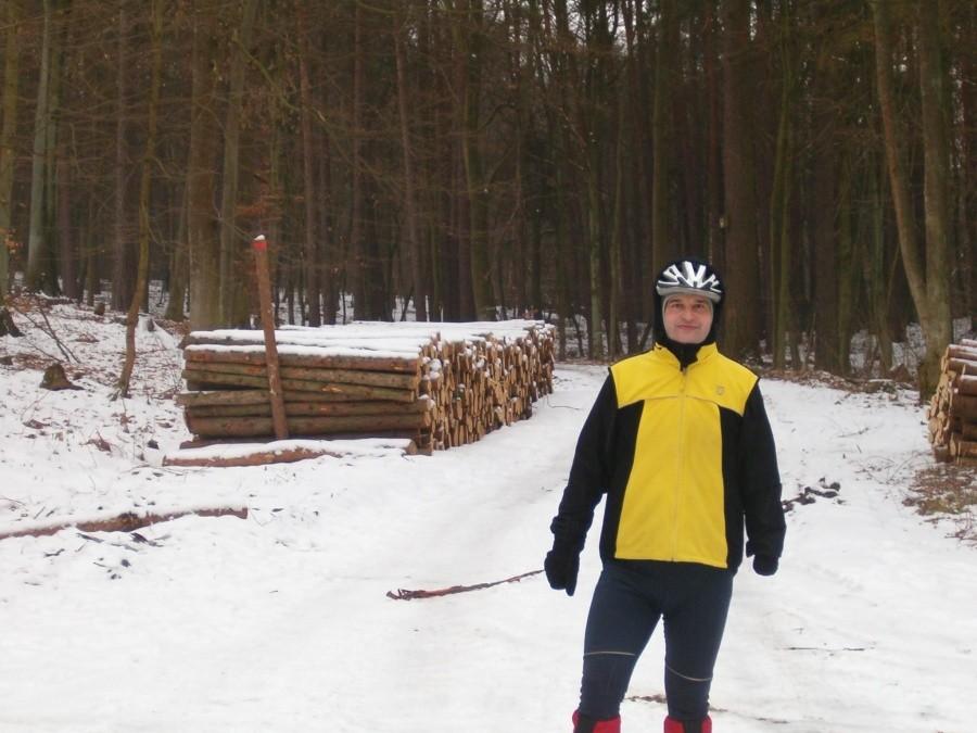 Sobotnia rowerówka. Rowerzysta Darek w lesie na parkingu. 16-02-2013.