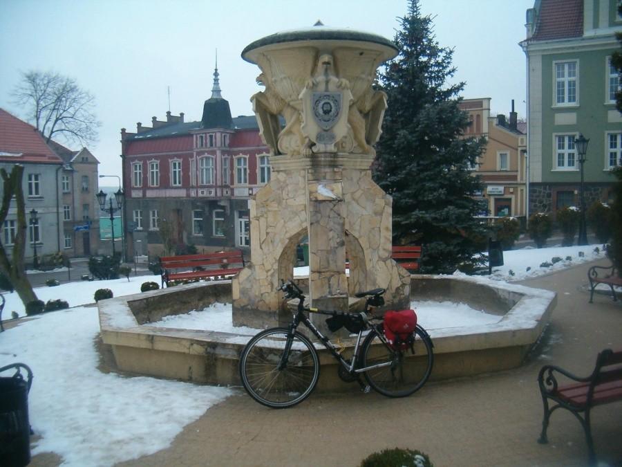 Sobotnia rowerówka. Fontanna na Starówce w Skarszewach. 16-02-2013.