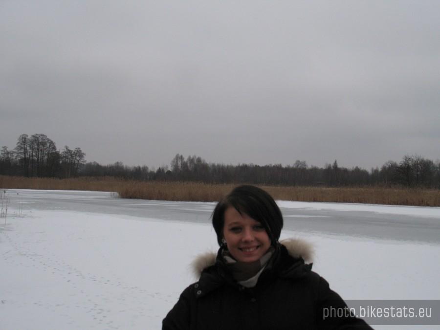 na tle jeziorka w Sereczynie