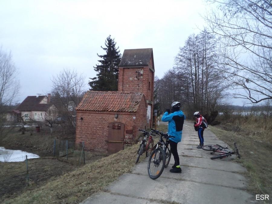 Agniecha i Artur focą starą stację pomp