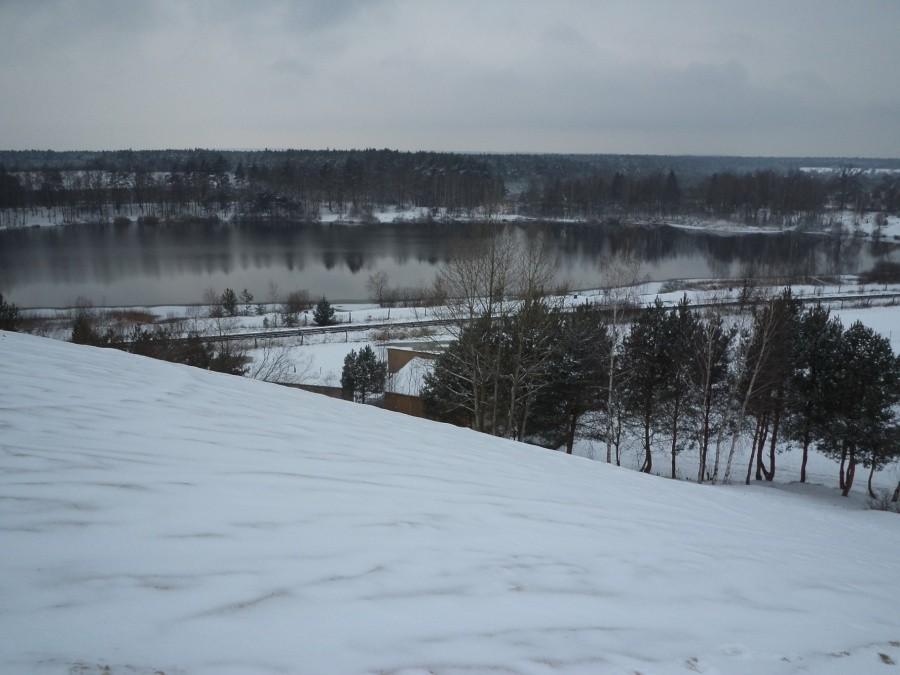 Widok z góry na sąsiedni staw i taśmociąg do żwiru