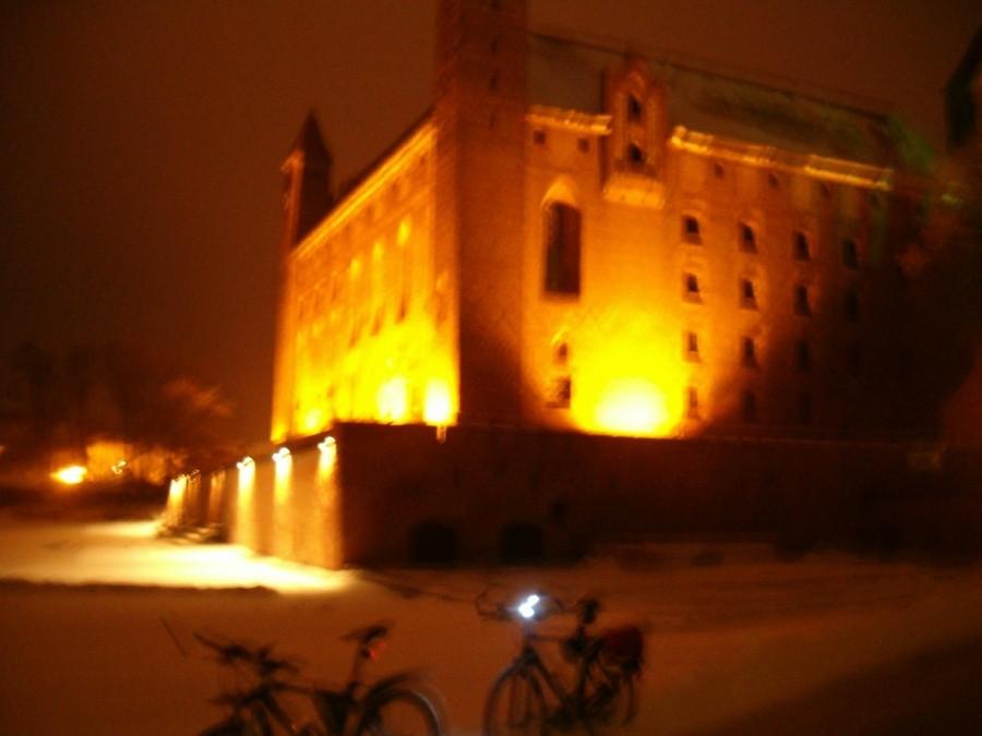 22-02-2013. Wieczorna rowerówka. Przed zamkiem w Gniewie.