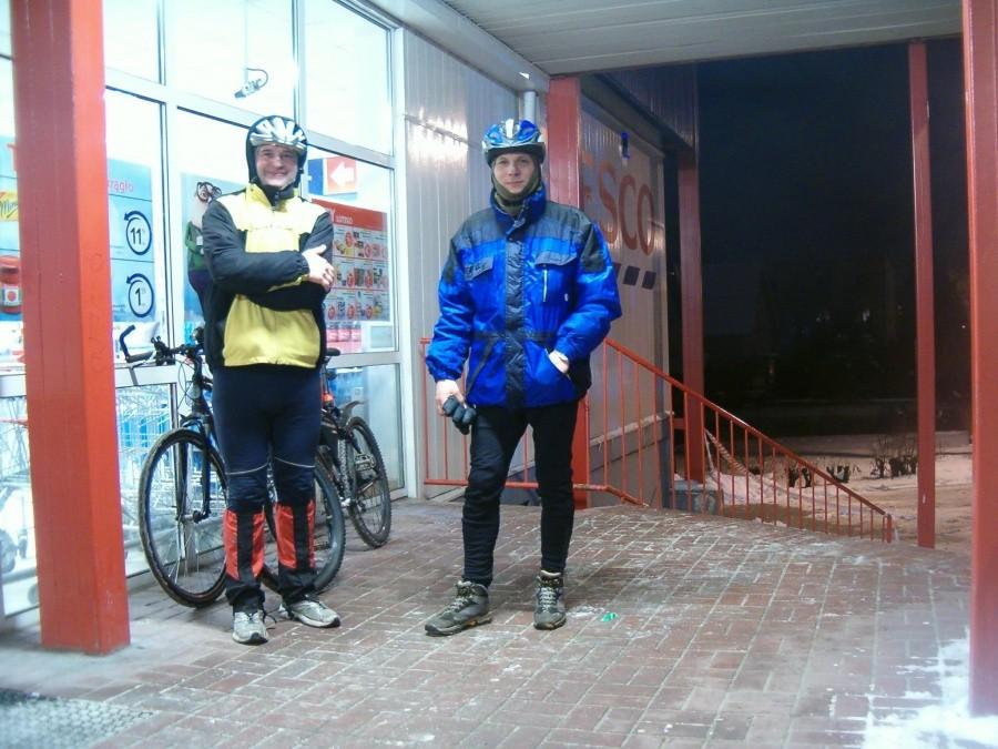 22-02-2013. Wieczorna rowerówka. Przed wejściem do marketu "Tesco" w Gniewie.