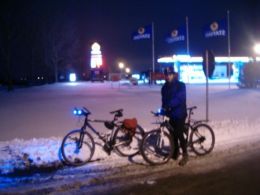 22-02-2013. Wieczorna rowerówka. Na trasie, przed stacją paliwową STATOIL w Gręblinie.