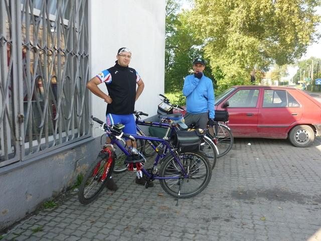 Przed sklepem w Strzelcach Górnych