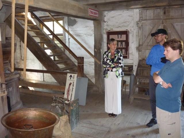 Oprowadzani przez kustosza muzeum w młynie czyli panią Justynę Ziemniewską