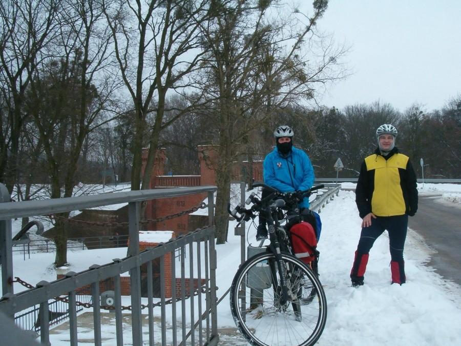 23-02-2013. Sobotnia rowerówka. Tczew-Biała.Góra. Artur i Darek na moście śluzy w Białej Górze.