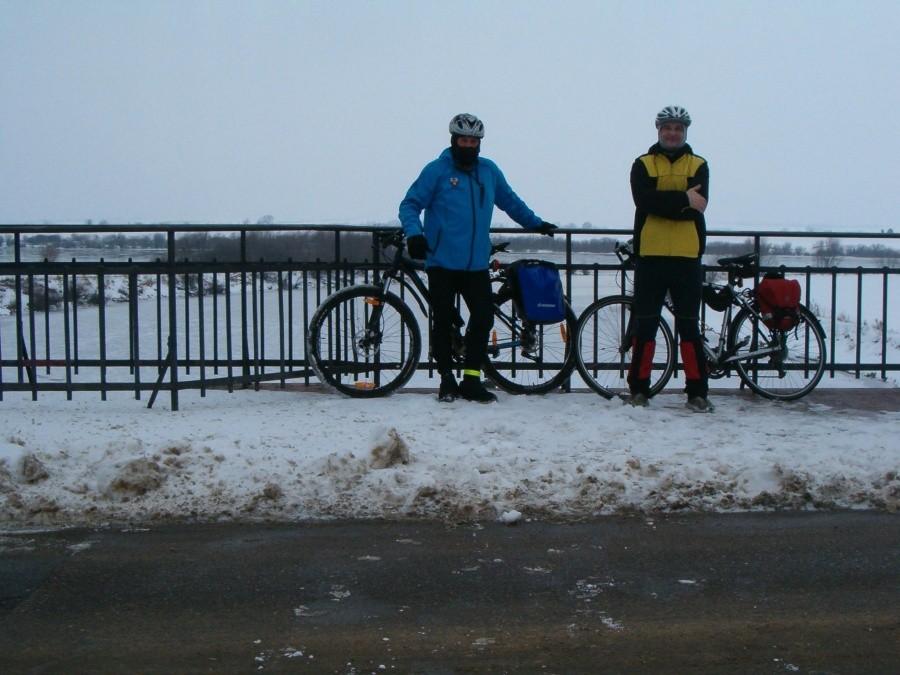 23-02-2013. Sobotnia rowerówka. Tczew-Biała.Góra. Inne ujęcie, Artur i Darek na śluzie rzecznej w Białej Górze.