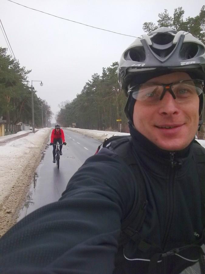 W drodze z Leśnego. W tle szczepan.