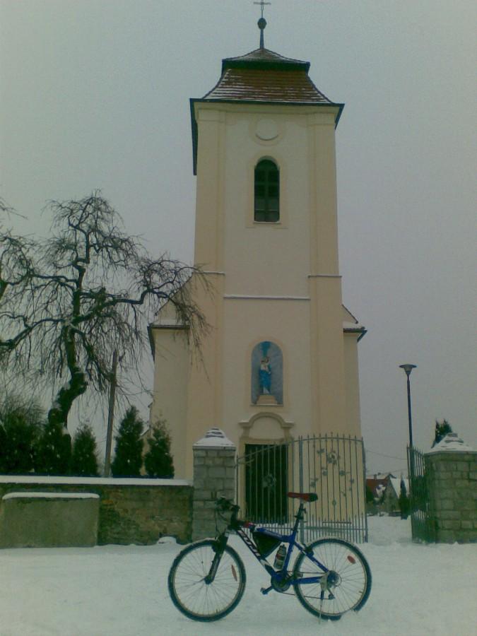Przed kościółkiem w Pełcznicy (Kąty Wr.)