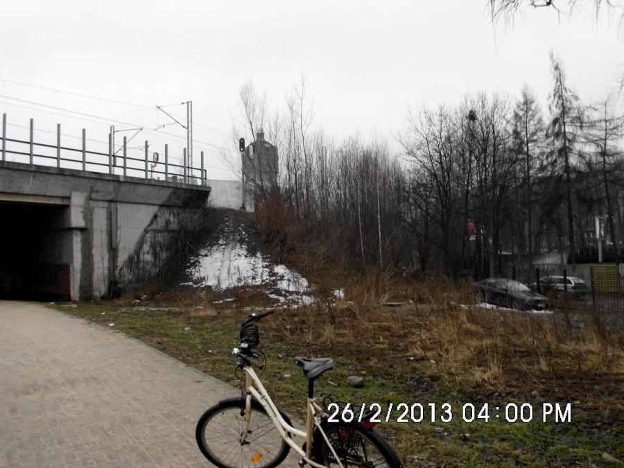 linia kolejowa nr 131 z wieżą ciśnień w tle