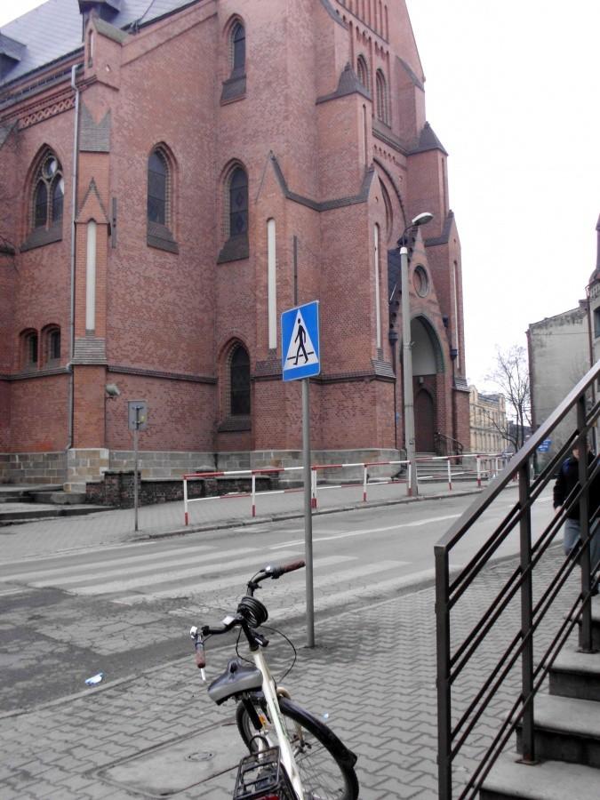 przed kościołem pod wezwaniem świętej Marii Magdaleny w Chorzowie Starym