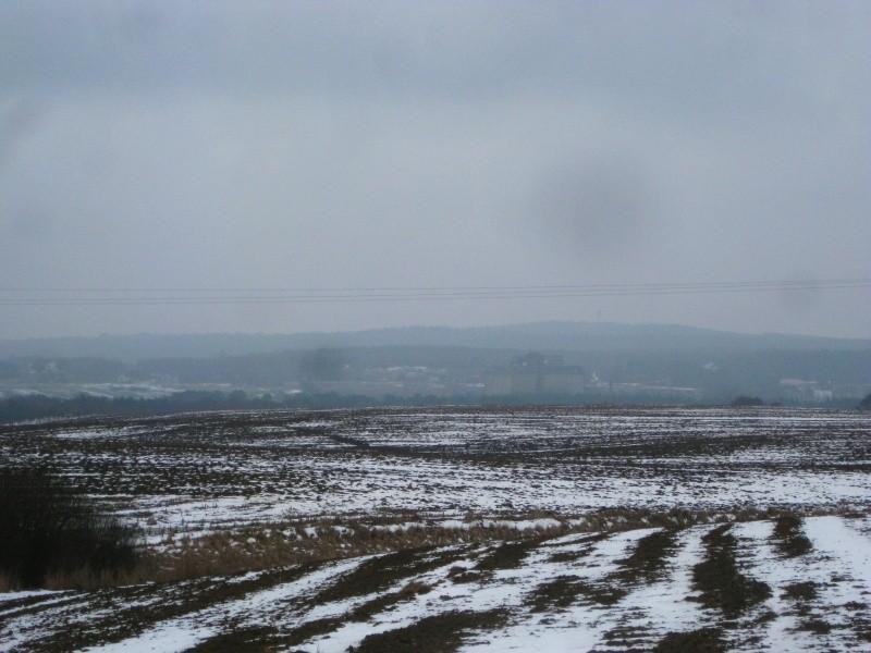 Widok z Radojewa na Dziewiczą Górę nieco bliżej