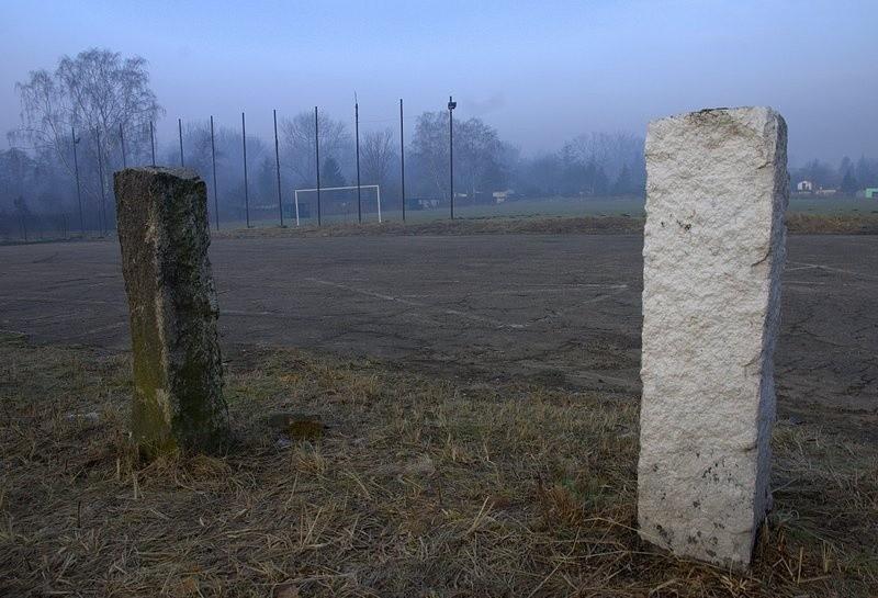 Na boisku nic się nie dzieje, tylko krety mają radochę....