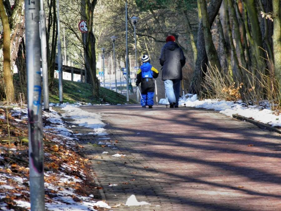 Nordic walking od małego, na trasie z babcią.