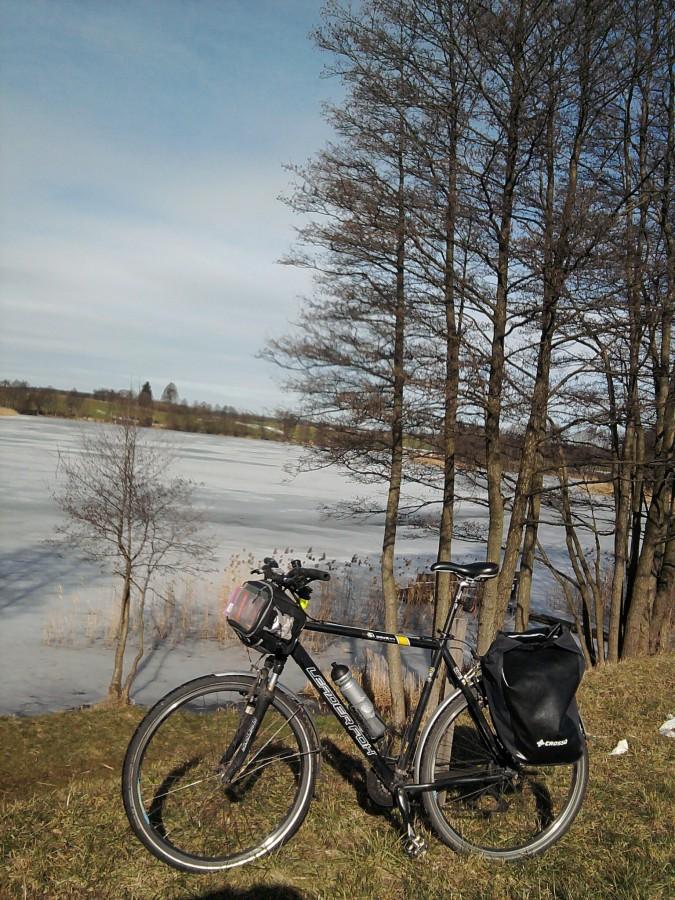 W słońcu nawet stary rower lepiej wygląda...