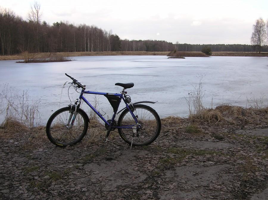 Hamerla, zbiornik wodny jeszcze skuty lodem.