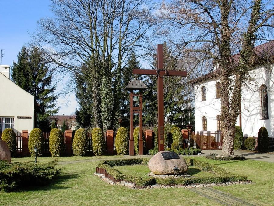 Krzyż misyjny i dzwonnica