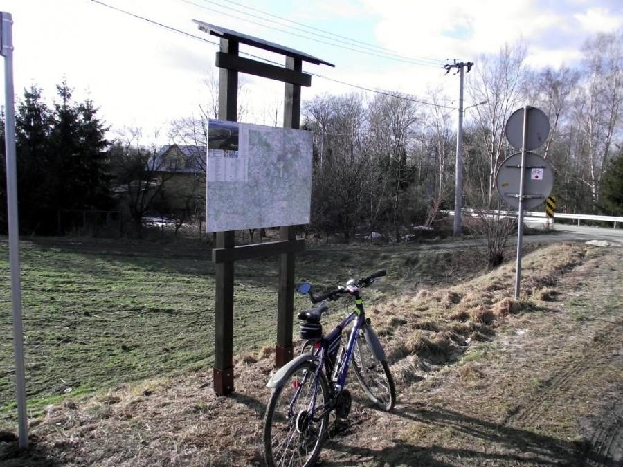 Obórki - tablica z mapką szlaków "Krainy rzeki Jeziorki"