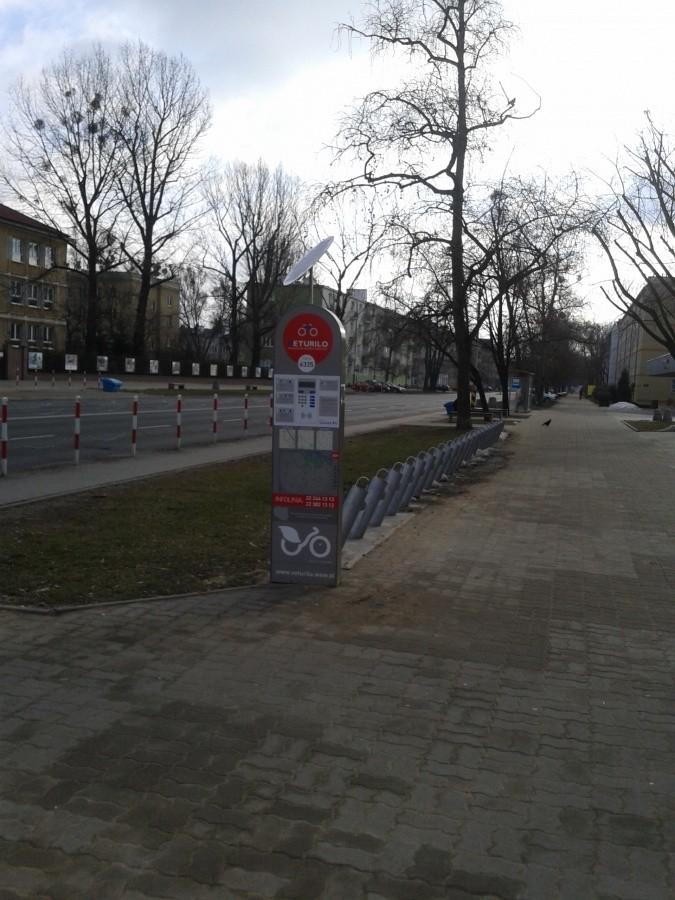 Stojaki na rowery miejskie jeszcze puste, a już marzec
