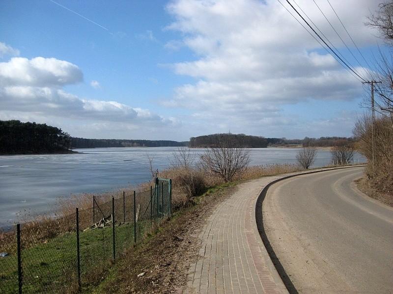 Jerzykowo - widok z ulicy na Jezioro Kowalskie
