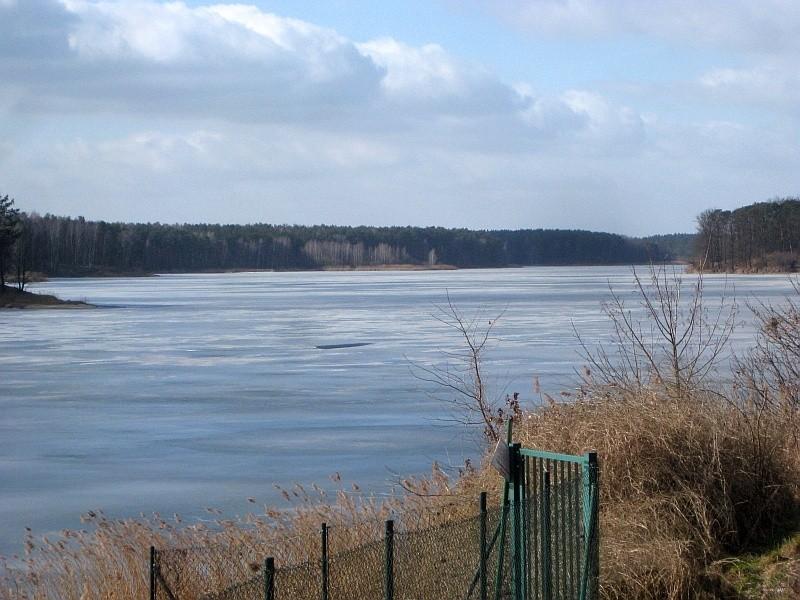 Jezioro Kowalskie - tafla jeszcze skuta lodem