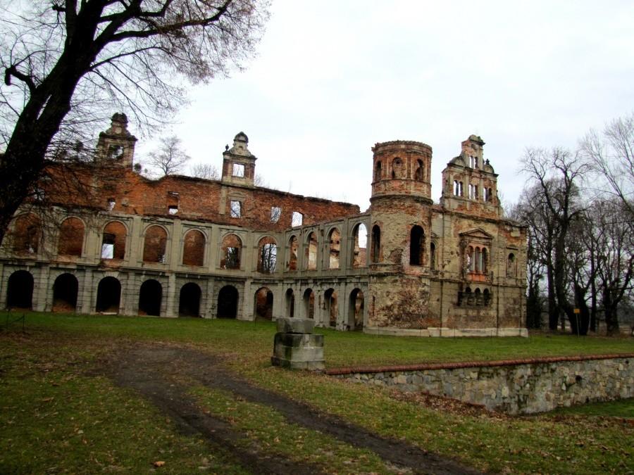 Zamek w sezonie można zwiedzać, płaci się chyba 2 złote. Mnie dzisiaj wpuszczono za darmoche.