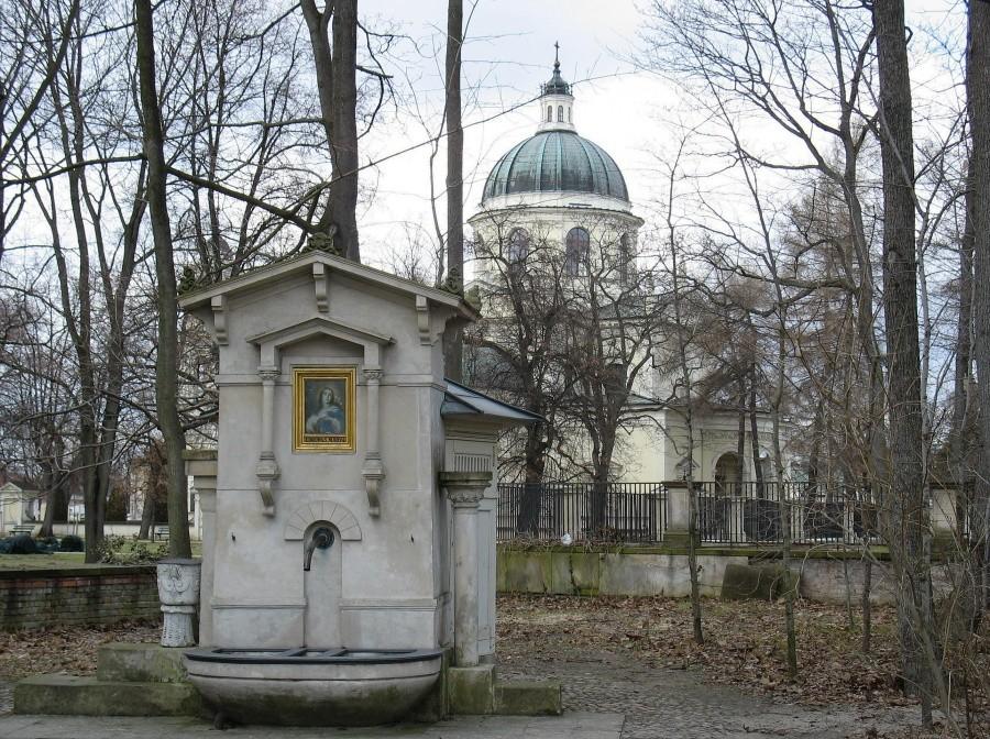Wilanów – studnia przy wejściu na dziedziniec pałacowy