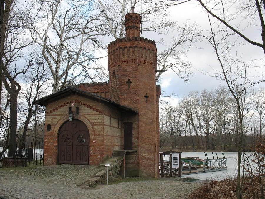 Pompownia nad brzegiem Jeziora Wilanowskiego