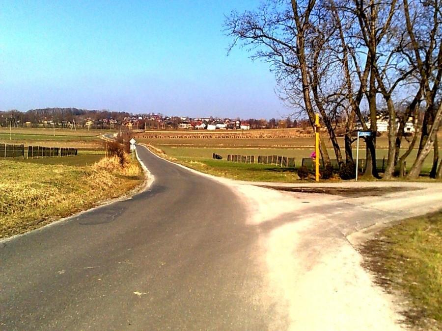 Uchylsko w oddali Gorzyce