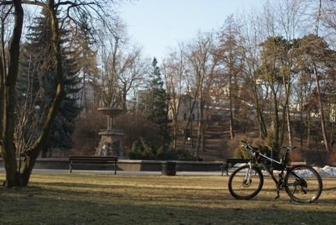 Bocian, fontanna i pałac Ostrowskich w oddali