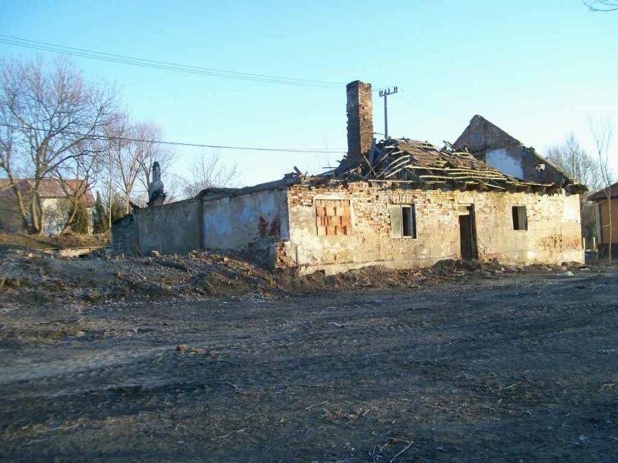 ruiny domu na przeciw Polaquy w Wólce Kozodawskiej