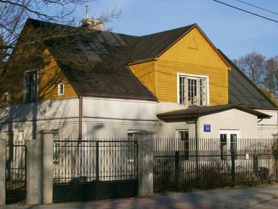 drewniana zabudowa znika pod styropianem