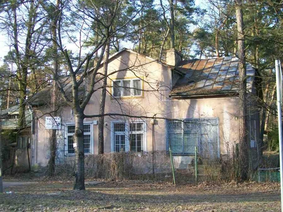 każdy dom to historia, czasami niegodziwa- opuszczony budynek poczty w Zalesiu Dolnym