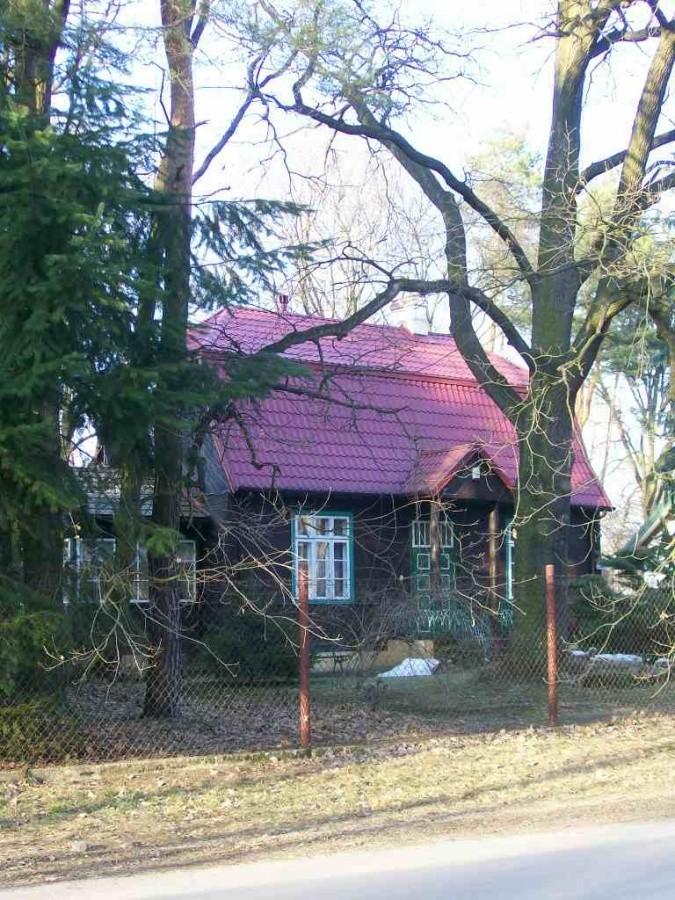 Zalesie Dolne niepozorny drewniany dom na ulicy Księcia Józefa 20