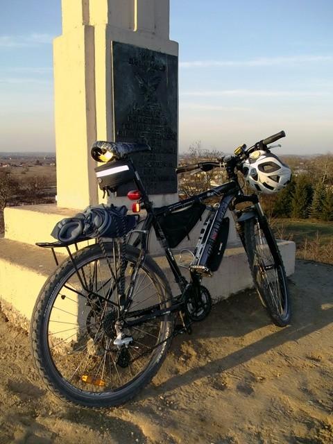 Obelisk z tablicą na kopcu
