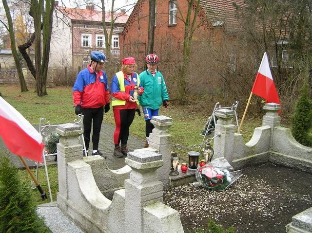 Przed mogiłą zbiorową Powstańców Wielkopolskich