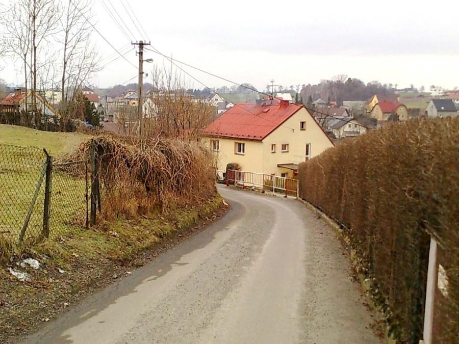 Wąskie uliczki miedzy domkami