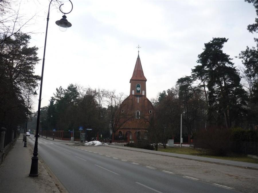 Kościół w Konstancinie z zepsutym zegarem