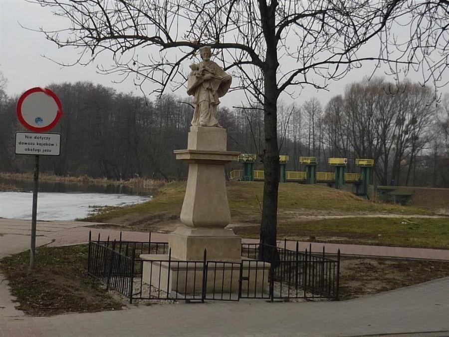 Święty Jan Nepomucen pilnuje Papierni